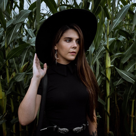 Meet your Posher, Elodie - Picture 1 of 1